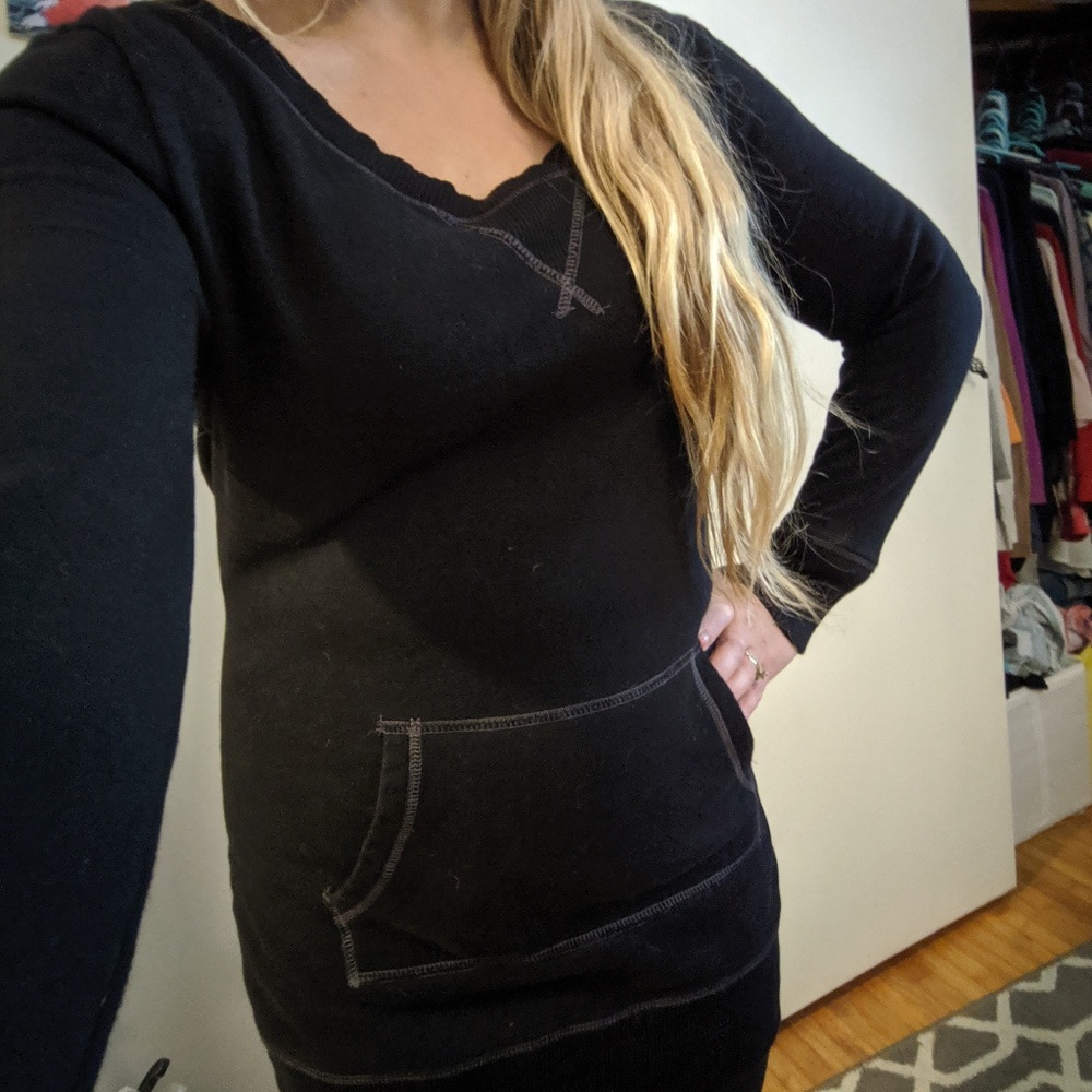 Fitted long black sweatshirt tunic w/front pocket